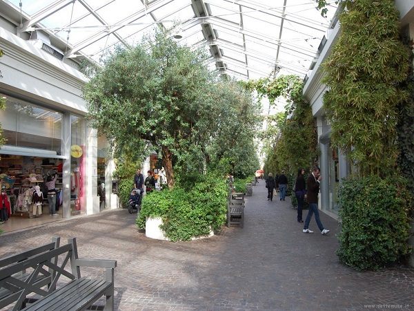 Le Vele di Desenzano del Garda (BS): un centro commerciale che sembra una serra!
