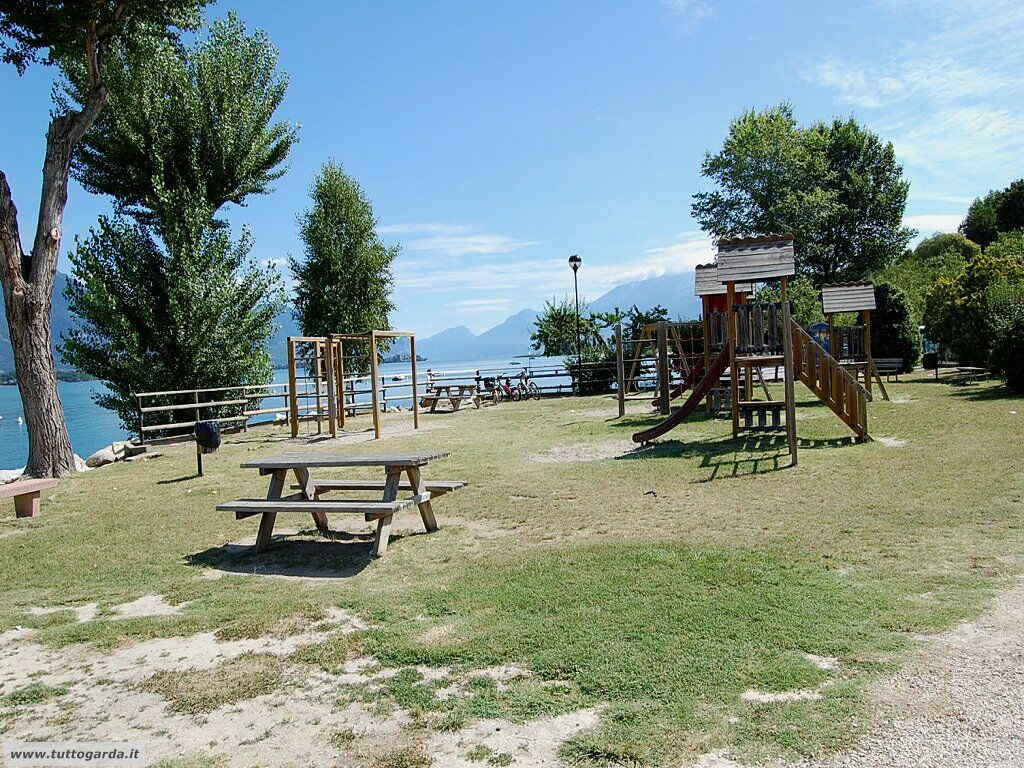 Area picnic alla Spiaggia Porto Torchio di Manerba del Garda