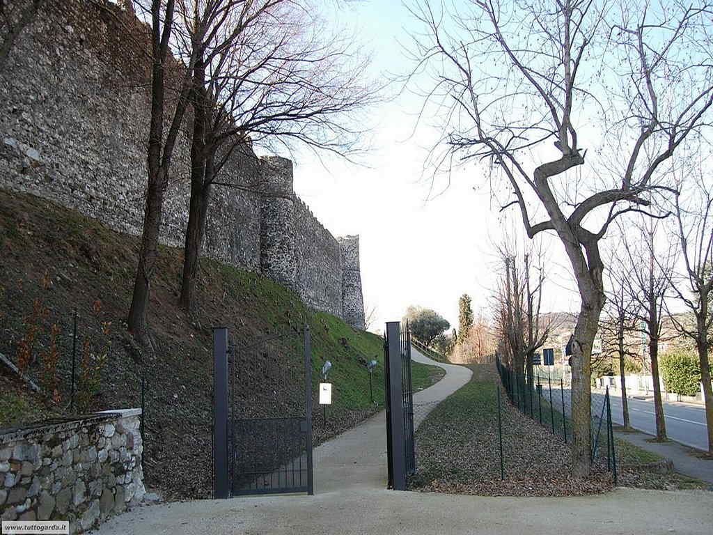 Accesso al parco che circonda il castello9