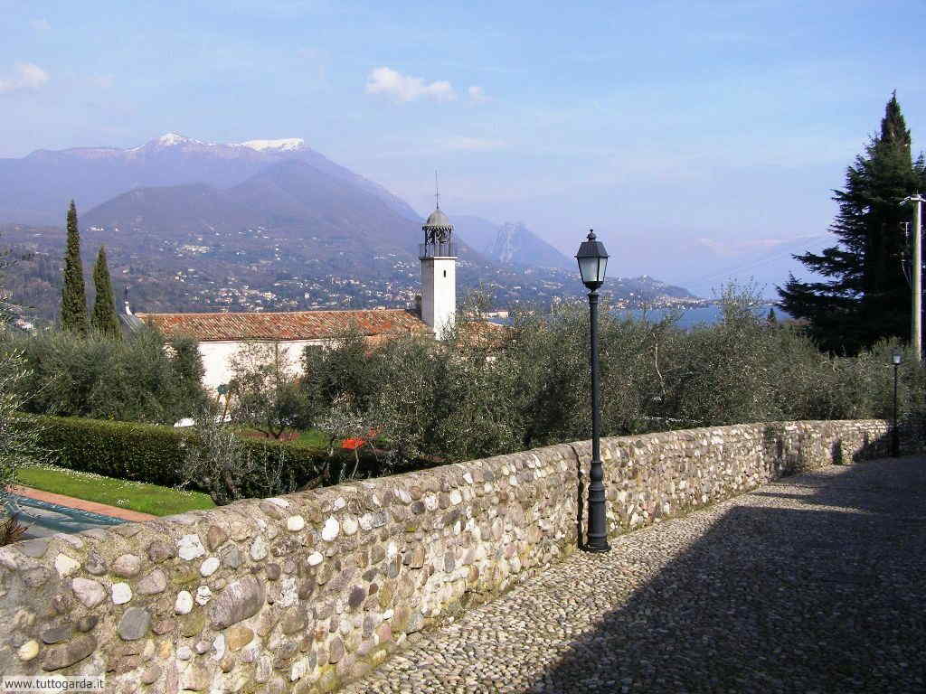 Cisano con la sua chiesa, da vedere vicino a San Felice sul lago di Garda