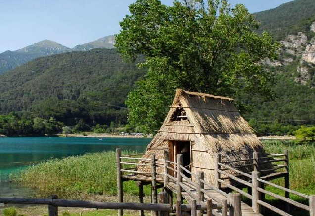 Palafitte sul Lado di Ledro in moto sul Lago di Garda