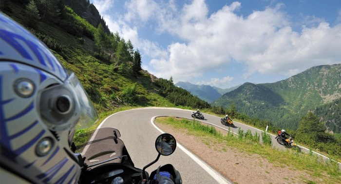Giro dei tra laghi in moto vicino al Lago di Garda