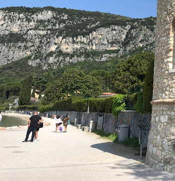 Passeggiata verso Punta San Vigilio sul Lago di Garda