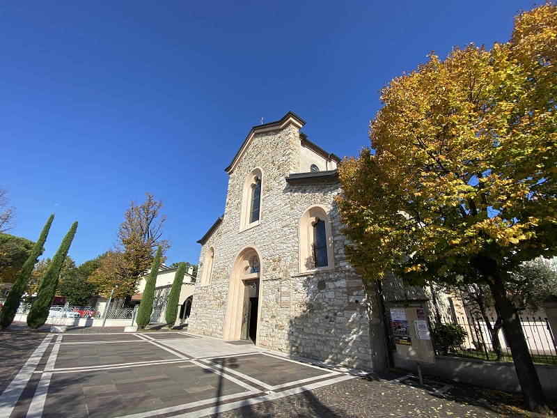 Passeggiata lungolago di Lugana: chiesa Santa Maria